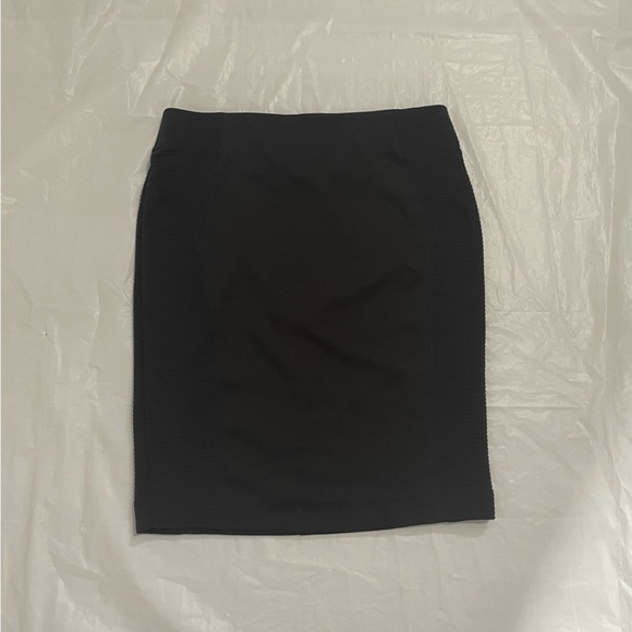 🖤 Sleek and Stylish: Women's Black Pencil Skirt by Joe Fresh,  Size Small 🖤 - Picture 5 of 9